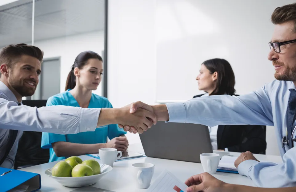 O plano de saúde empresarial é um convênio médico coletivo contratado por empresas com CNPJ ativo