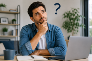 Homem analisando opções de plano de saúde em meio às mudanças do mercado de saúde suplementar e alternativas de contratação no Brasil.