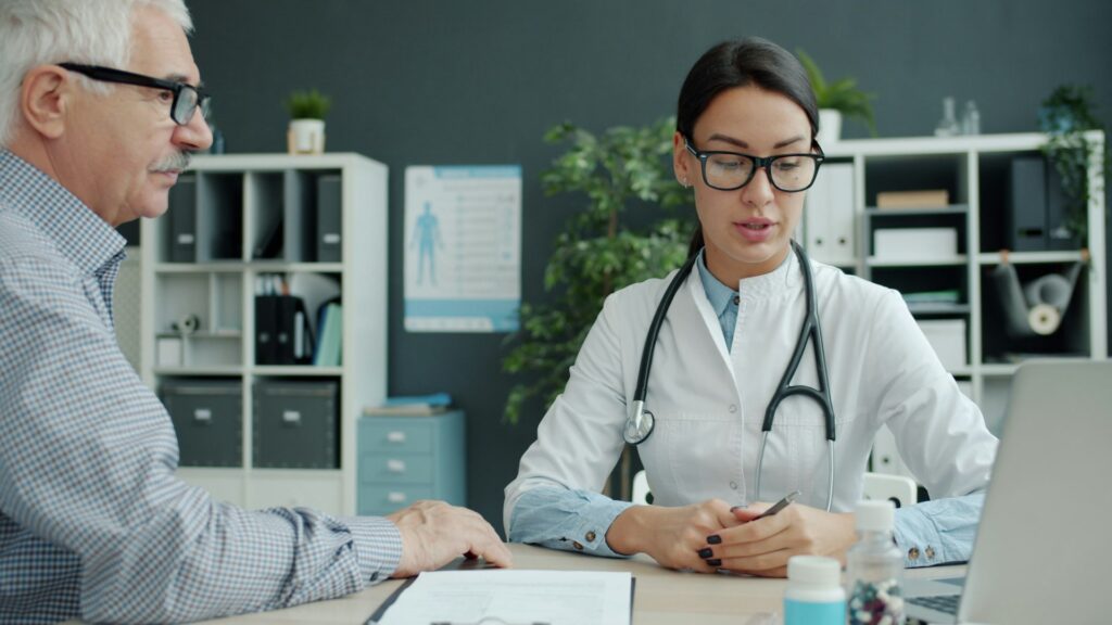 Idoso em consulta com médica: plano de saúde para idosos em São Paulo
