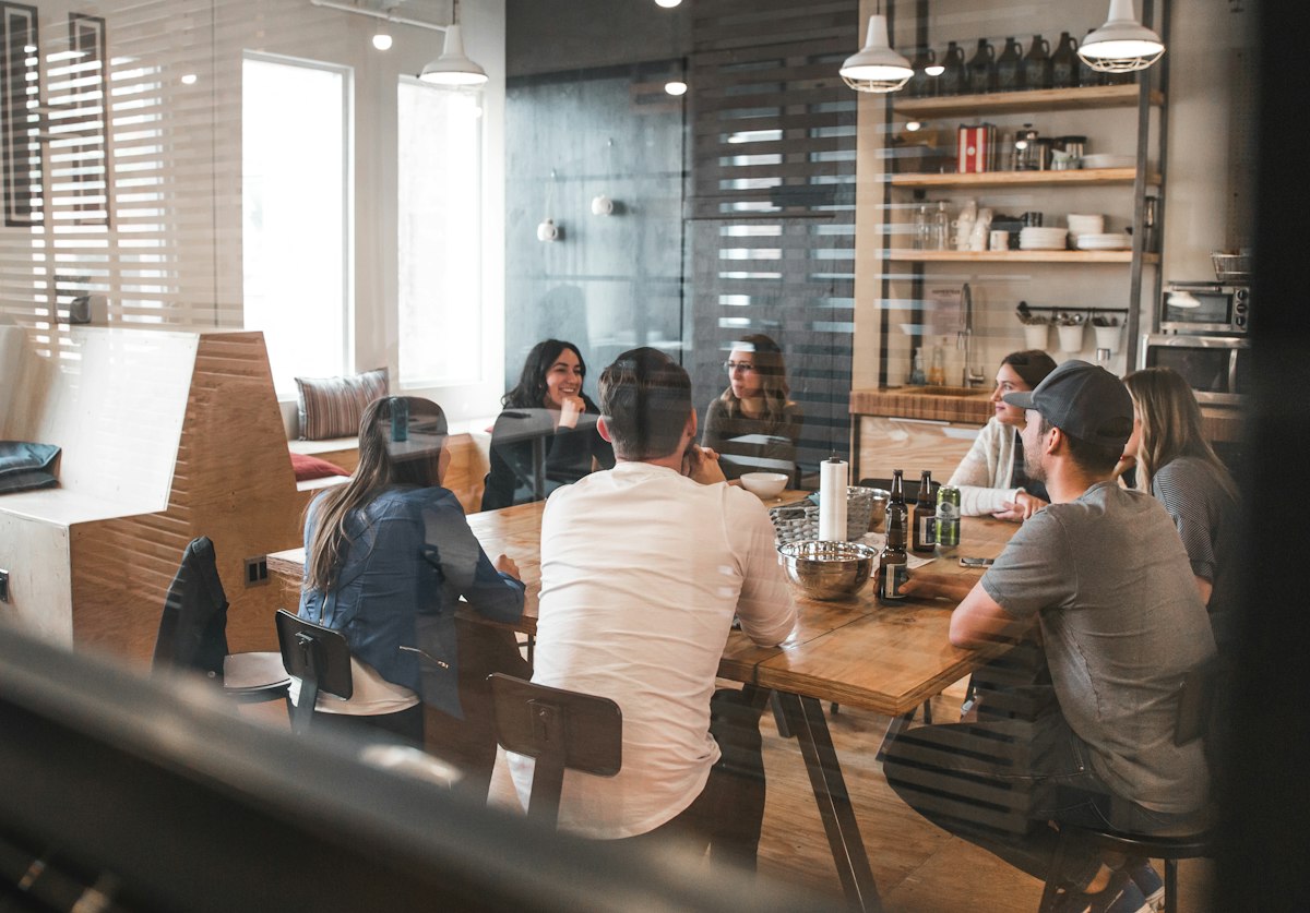 Equipe reunida em mesa de escritório