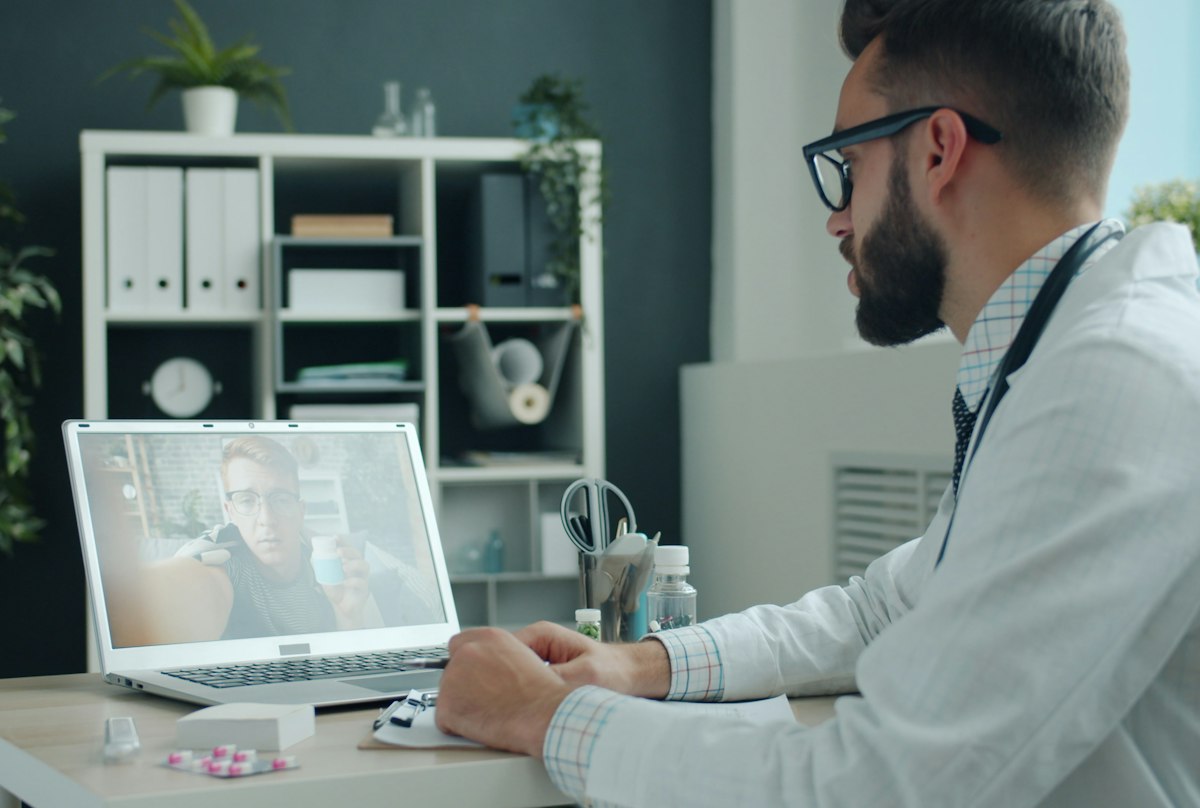 Médico em teleconsulta no notebook