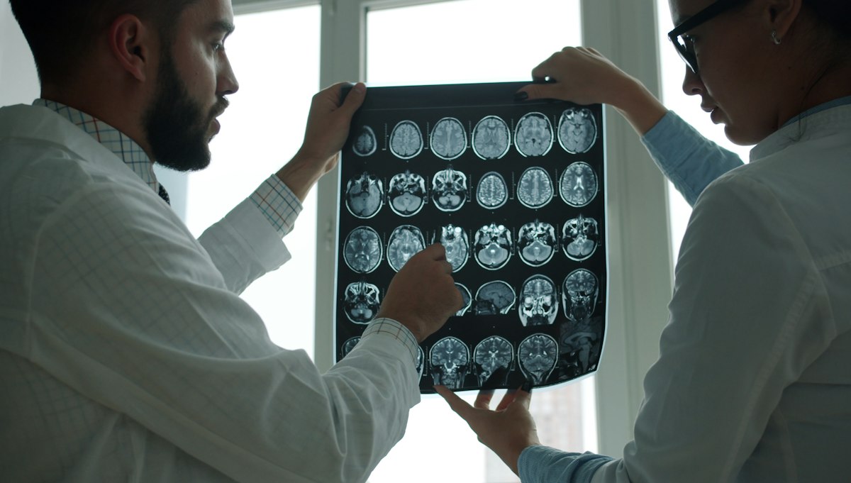 Médicos analisando exame de imagem