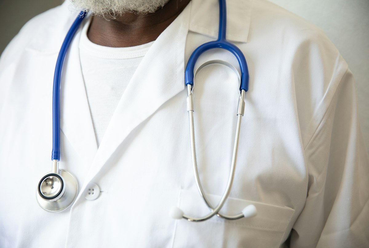 Médico com estetoscópio