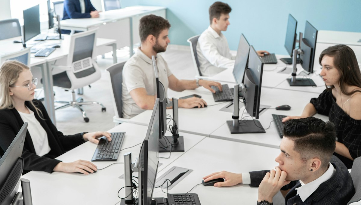 Equipe trabalhando em estações de computador