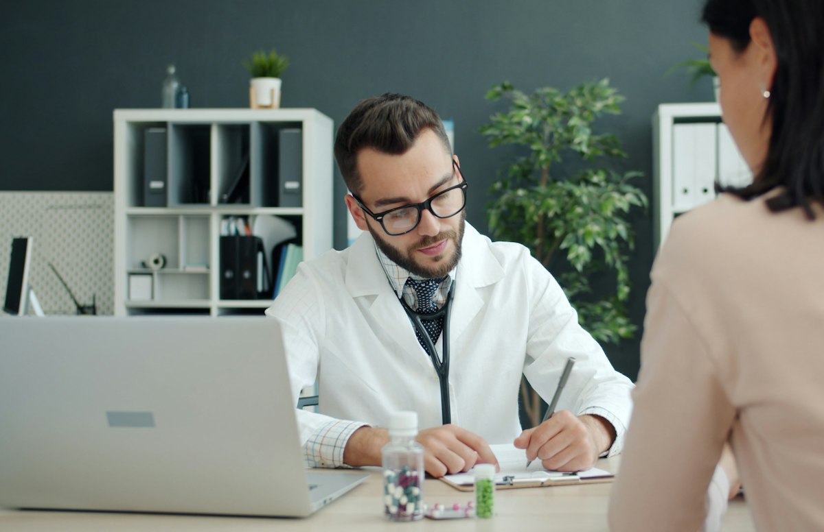 Médico atendendo paciente no consultório