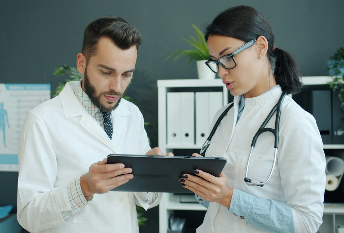 Dois médicos consultando um tablet
