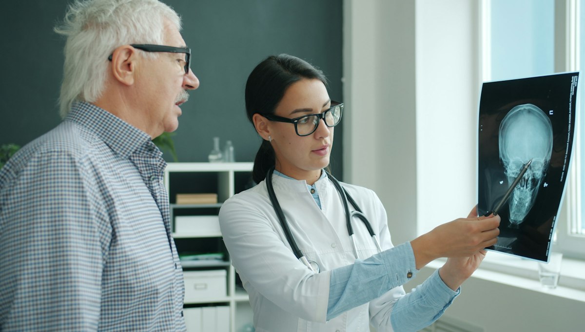 Médica mostrando exame a paciente