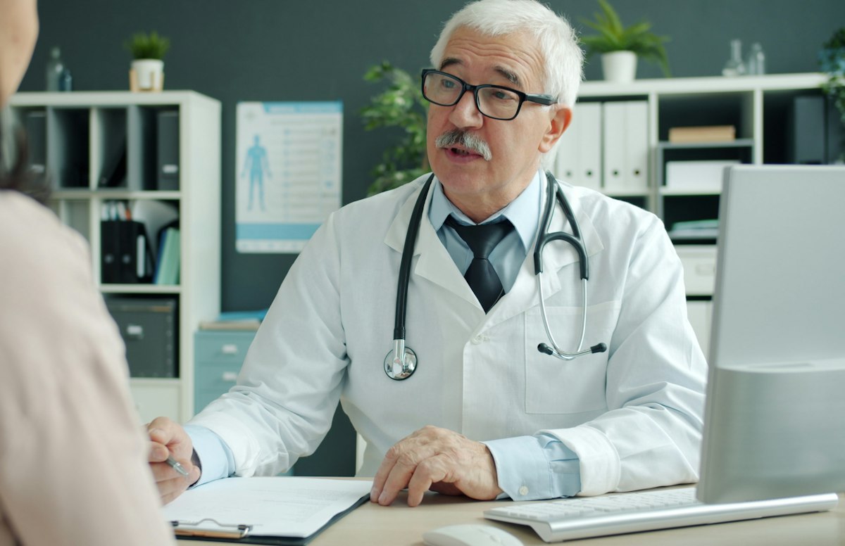 Médico em consulta no consultório