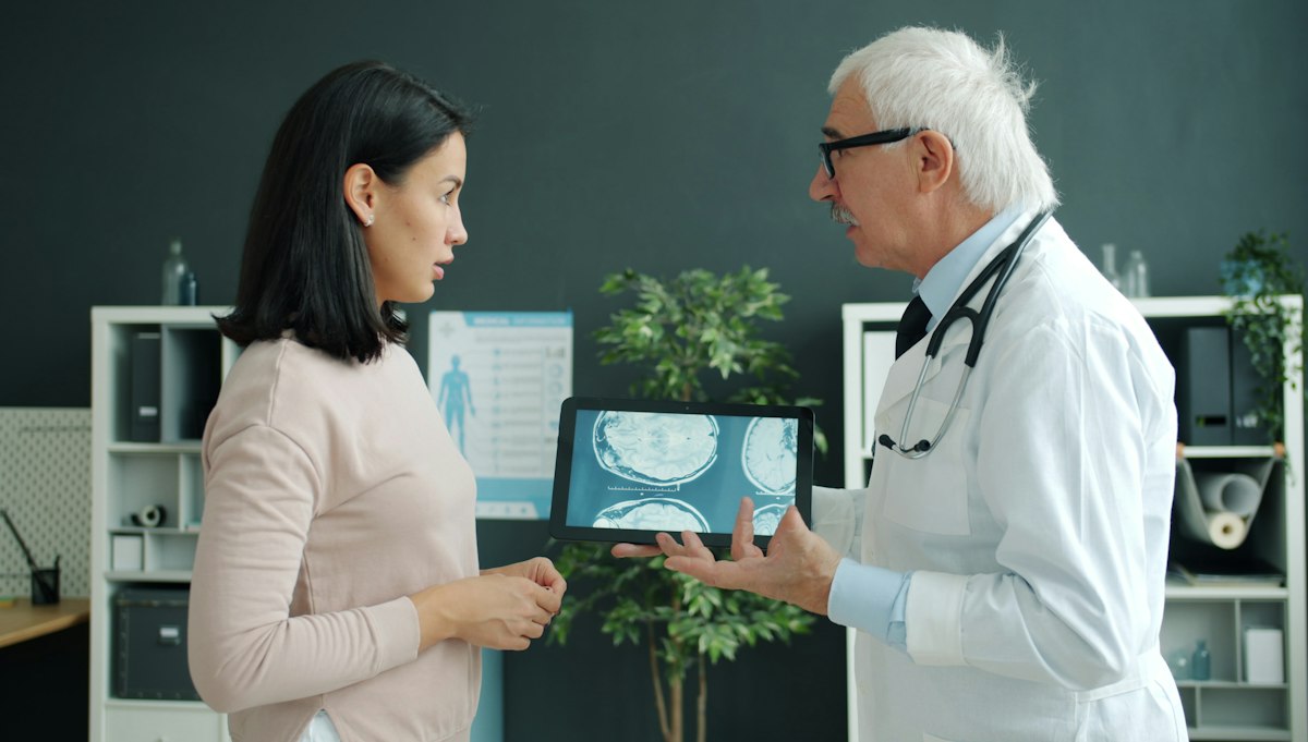 Médico mostrando exame a paciente