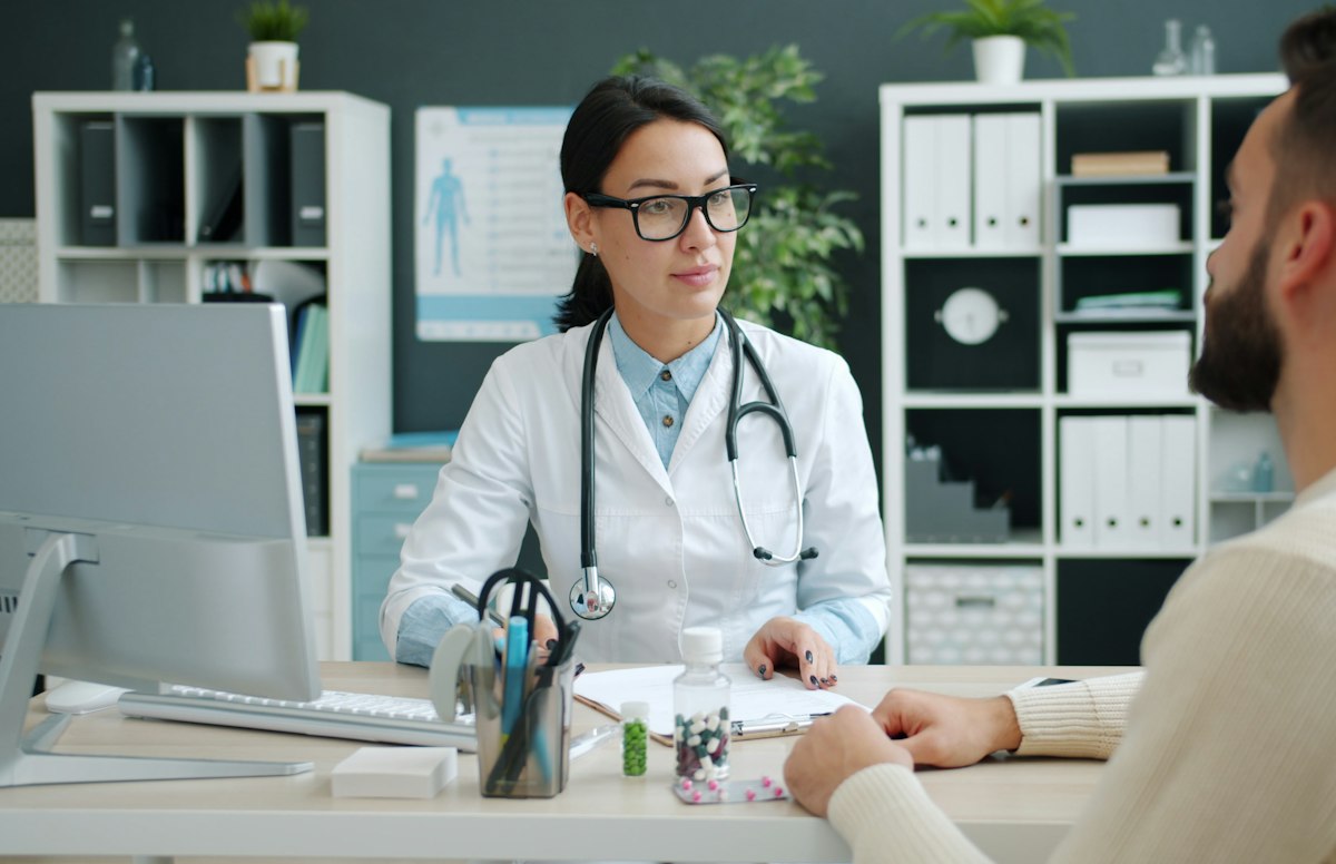 Médica atendendo paciente no consultório