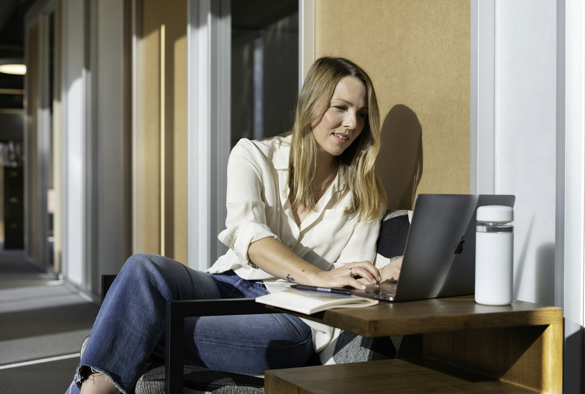 Profissional trabalhando com notebook