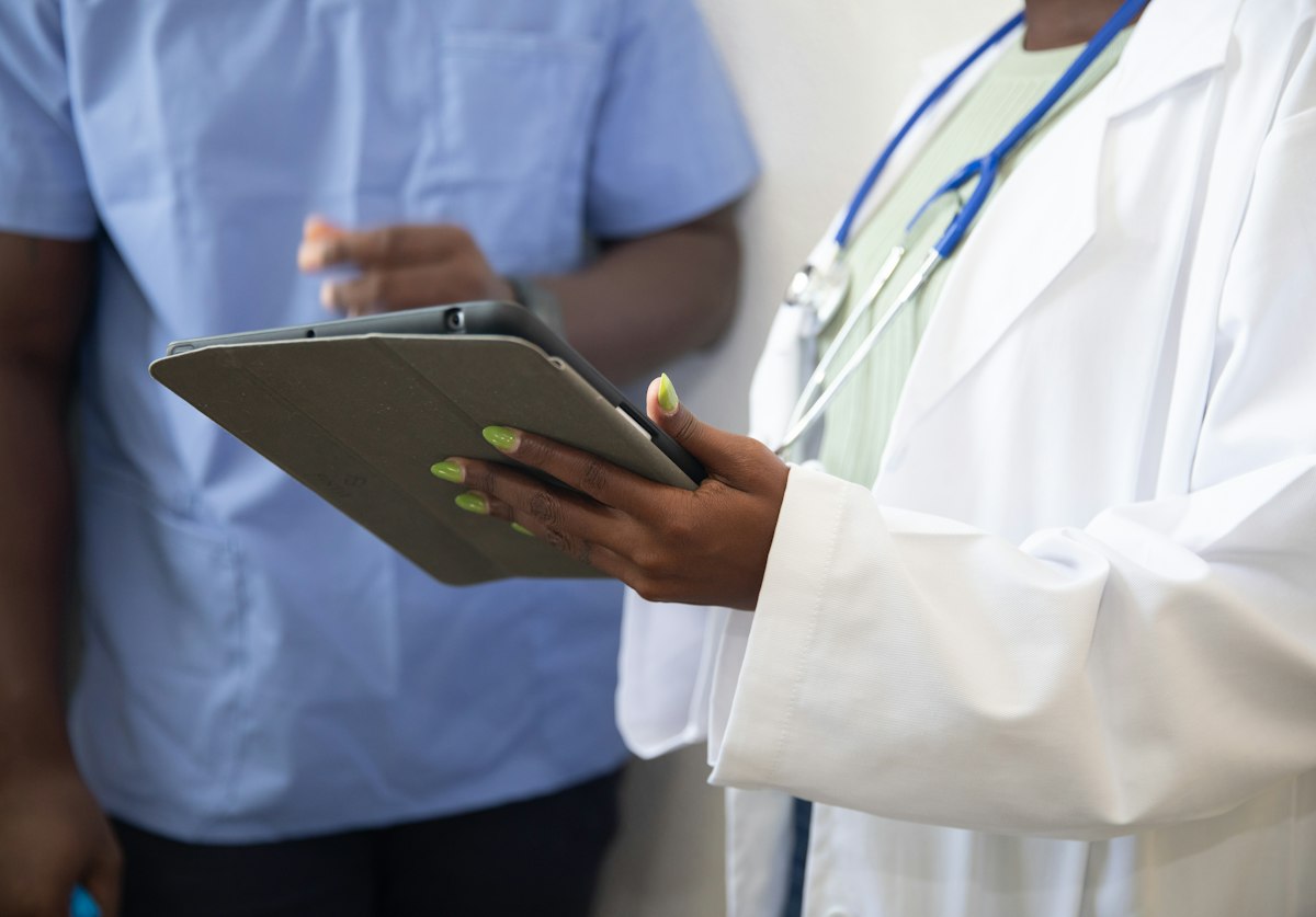 Profissionais de saúde consultando tablet