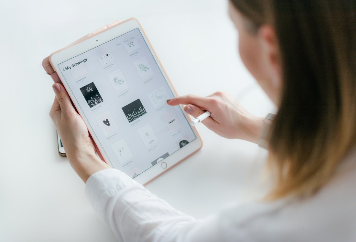 Médica consultando tablet
