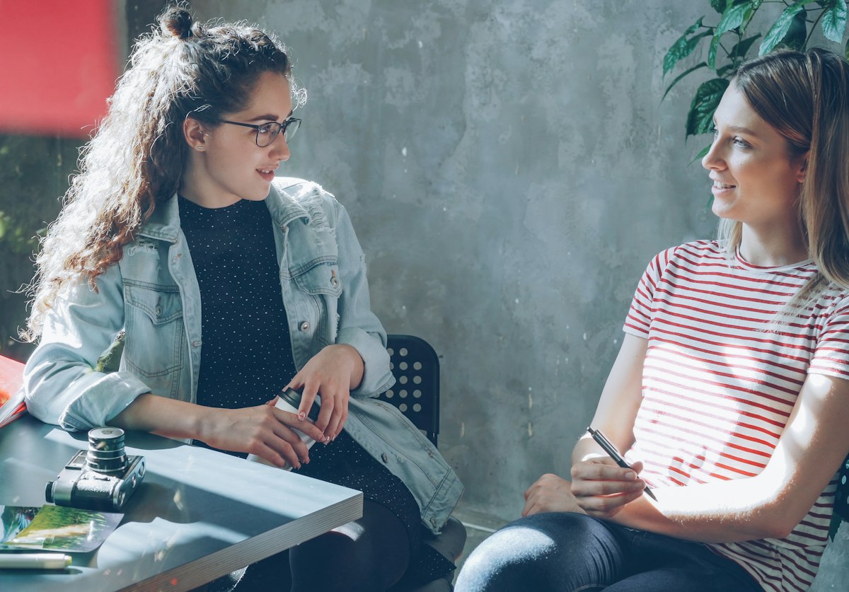 Colegas em conversa no escritório