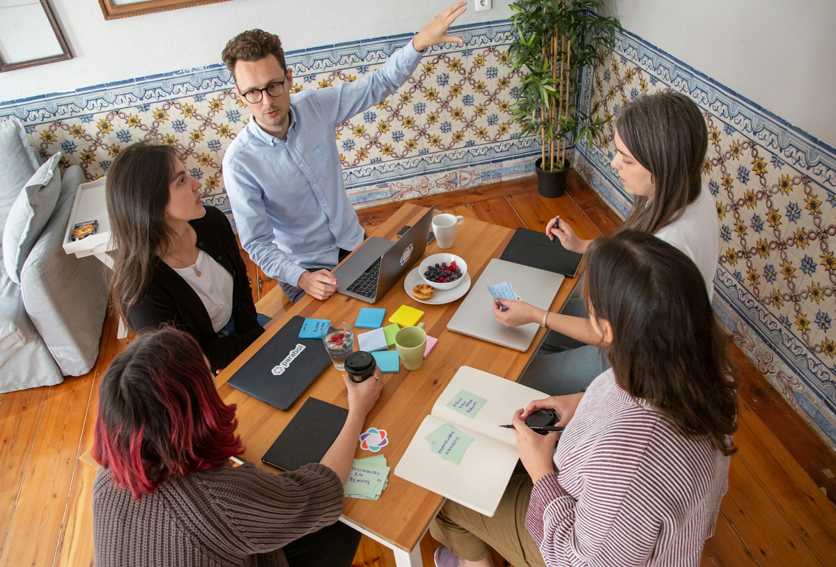 Equipe reunida em torno da mesa, vista de cima
