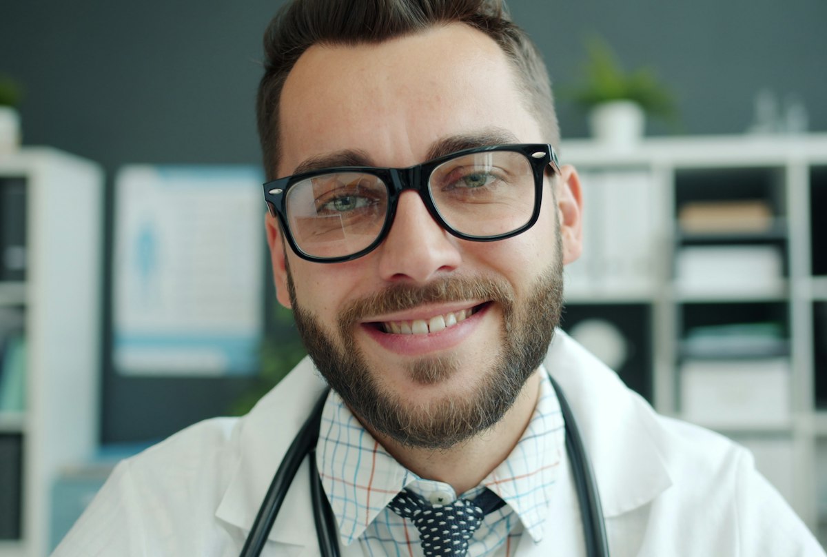 Médico sorrindo no consultório