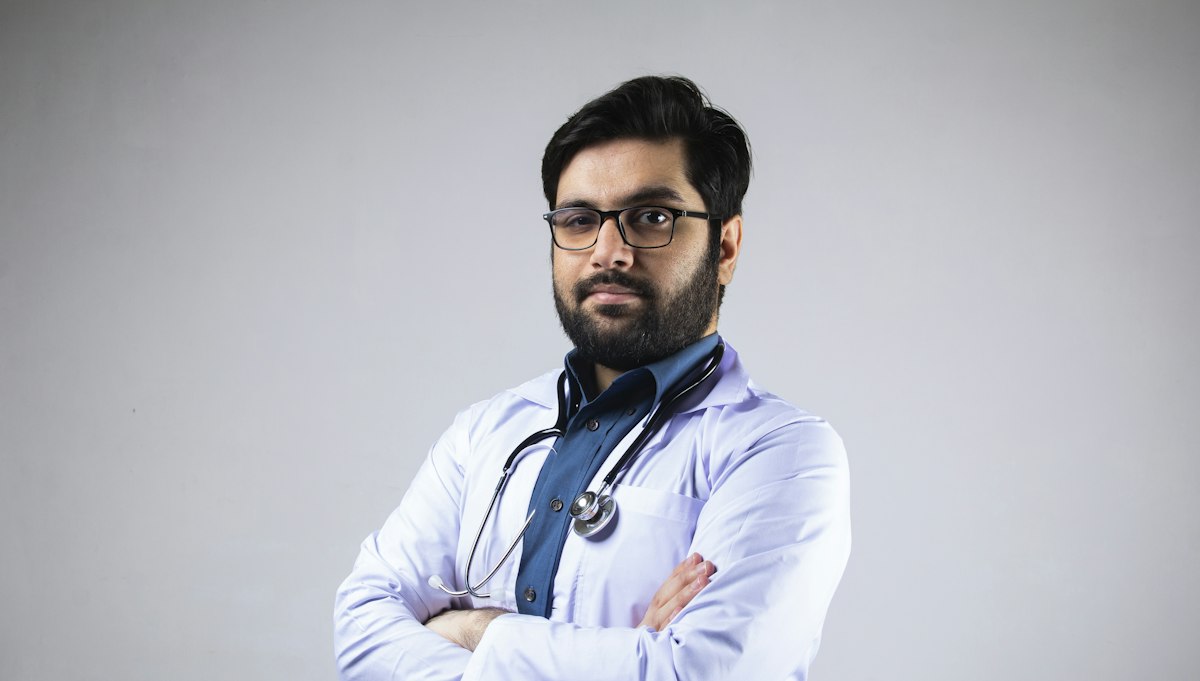 Médico de jaleco e estetoscópio