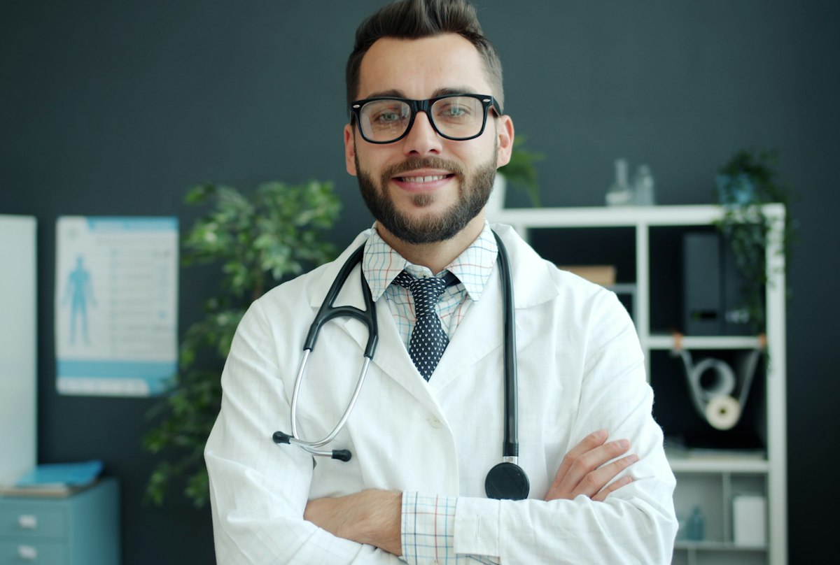 Médico de pé no consultório